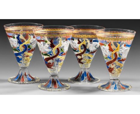 Farbloses Glas. Glockenfuß, umgeschlagener Rand, konische Kuppa. Dekor in polychromer Emailmalerei und Gold aus Adlern, venez