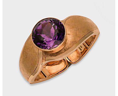 Roségold, gest. 585. Schauseitig satinierte Armspange, zentral besetzt mit einem tiefvioletten Amethyst von ca. 21,9 mm x 17 