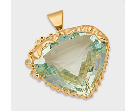 Gelbgold, gest. 585. Zentral besetzt mit einem hellblauen Aquamarin von ca. 40 mm x 38 mm x 14 mm. Gew. ca. 54,5 g.Beiliegend