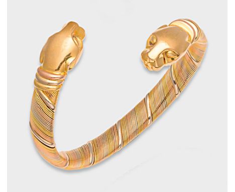 Trois Couleurs Gold, gest. 750. Flexibler Spangen-Armreif allseitig mit feinem Bandrelief, in plastischen Pantherköpfen enden