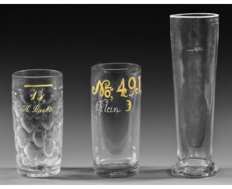 Farbloses, leicht graustichiges Glas. Zylindrisch. Ein Glas mit weiß-gelber Email-Aufschrift "No. 491. Klein" und Halbmond; e