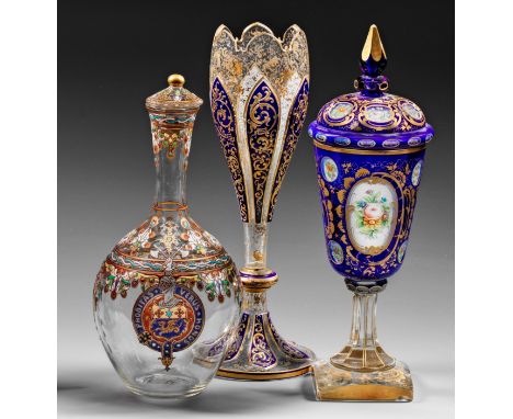 Historismus-Ziervase und ein DeckelpokalFarbloses Glas und blau-weißes Überfangglas, teilw. geschliffen. Email- und Golddekor