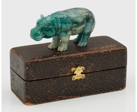 im Stil von Karl Fabergé. Mit Originaletui. Grau, türkis und dunkel blau-grau melierter und changierender Smaragd. Naturalist