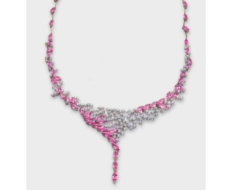 Weißgold, gest. 750. Schauseitig ausgefasst mit pinkfarbenen Saphirnavetten von zus. ca. 23,13 ct. und Brillanten von zus. ca