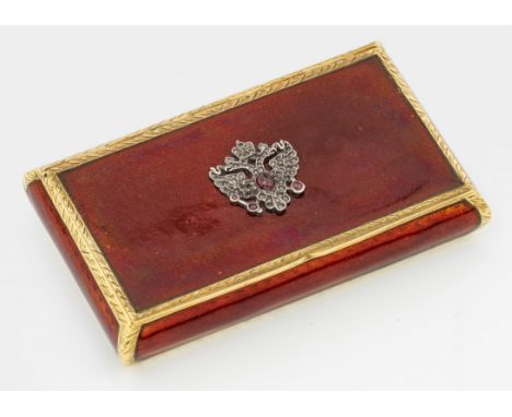 im Stil von Karl Fabergé. Silber, teilw. vergoldet und emailliert. Rechteckige Form mit bombierter Wandung. Die Kanten und Ec