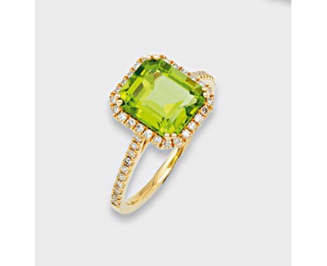 Gelbgold, gest. 750. Zentral besetzt mit olivgrünem Peridot von zus. ca. 3,39 ct. im Tafelschliff, entouriert von Brillanten 