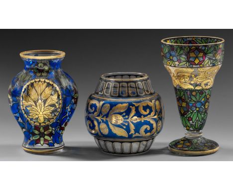 Farbloses Glas, Dekor in farbiger Emailmalerei, Gold und Schwarz, teilw. geätzt. Eine Vase mit Original-Etikett "Dekor 'Maria