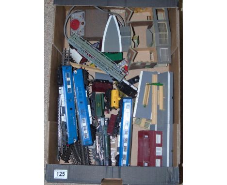 QUANTITY OF MODEL TRAIN ITEMS INCLUDING TRI-ANG CARRIAGES