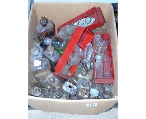 BOX OF ASSORTED VINTAGE BOTTLE & GLASS