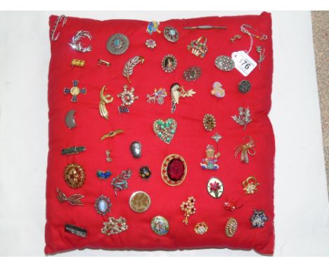QUANTITY OF VINTAGE BROOCHES