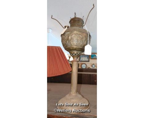 *ANTIQUE OIL TABLE LAMP / LOCATED AT VICTORIA ANTIQUES, WADEBRIDGE, PL27 7DD