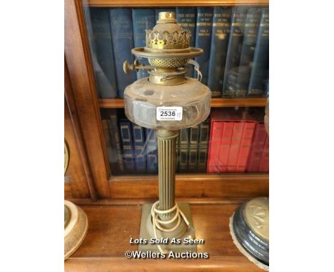 *VICTORIAN BRASS OIL LAMP WITH GLASS RESERVOIR, 76CM / LOCATED AT VICTORIA ANTIQUES, WADEBRIDGE, PL27 7DD