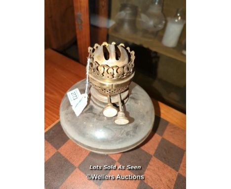 *BRASS OIL LAMP WITH GLASS BASE  / LOCATED AT VICTORIA ANTIQUES, WADEBRIDGE, PL27 7DD