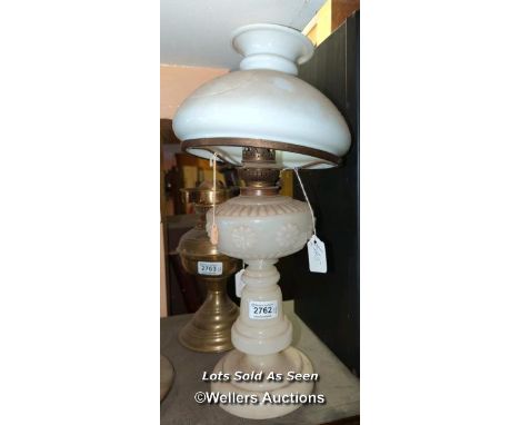 *OPAQUE GLASS OIL LAMP  / LOCATED AT VICTORIA ANTIQUES, WADEBRIDGE, PL27 7DD