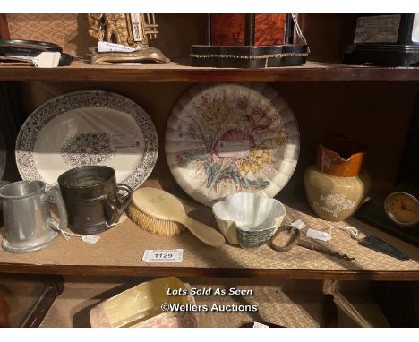 *SHELF OF ASSORTED ITEMS INCLUDING SMALL CLOCK, PLATES AND DOUBLE HANDLED MUG, ETC. / LOCATED AT VICTORIA ANTIQUES, WADEBRIDG