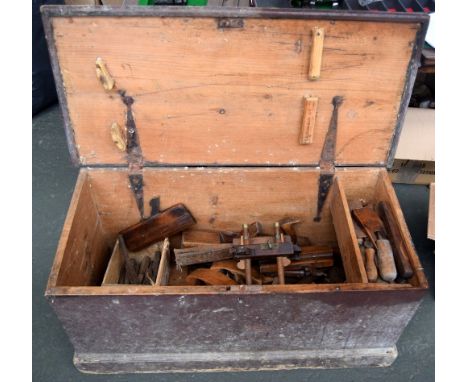 A vintage joiner's chest filled with a quantity of tools from makers such as W.Gilpen, Spear and Jackson and Osmond and Son, 