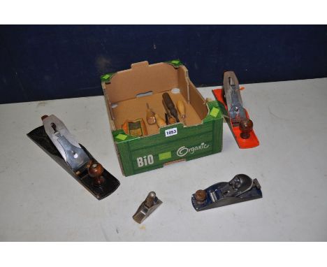 A TARY CONTAINING WOODWORKING TOOLS including a Record No220 block plane, a Osmon's No5 plane, an unbranded No6 plane, variou