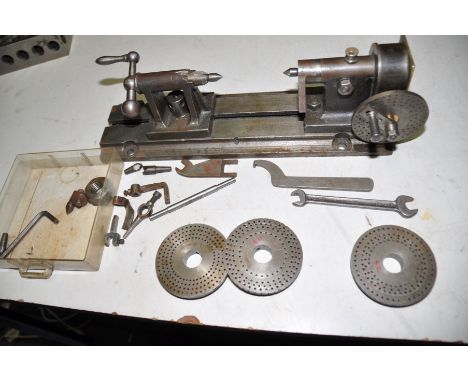 A VINTAGE LATHE/MILLING DIVIDER HEAD AND TAILSTOCK on cast iron base with spare wheels etc base length 36cm