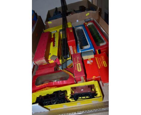 A QUANTITY OF BOXED AND UNBOXED OO GAUGE MODEL RAILWAY ITEMS, to include unboxed Hornby Dublo class N2 tank locomotive No.695