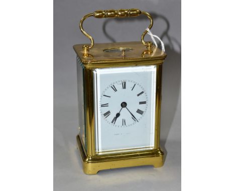 AN EARLY 20TH CENTURY FRENCH BRASS CARRIAGE CLOCK, the rectangular case with small oval panel to the top, glazed to the four 