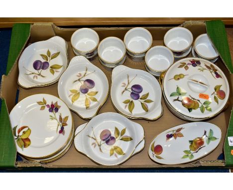A QUANTITY OF ROYAL WORCESTER EVESHAM PATTERN OVEN TO TABLEWARES, comprising twelve ramekins, eight side plates, an oval dish