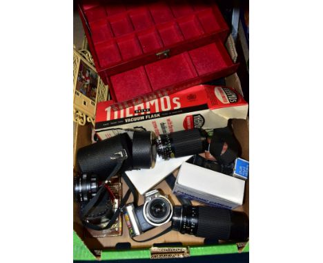 A BOX OF PHOTOGRAPHIC EQUIPMENT AND OTHER VINTAGE ITEMS to include Vivitar MC Tele Converter in case, two lenses - Cobra 1:3.