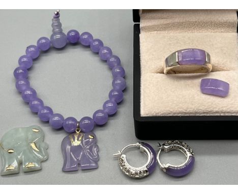 Chinese Lavender Coloured Jade bracelet fitted with a carved jade elephant fitted with  14ct yellow gold, Pale jade carved el