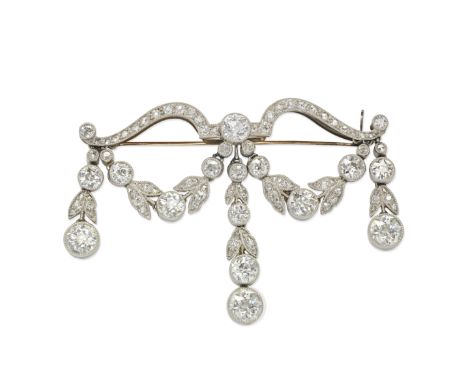 DIAMOND GARLAND BROOCH/NECKLACE, CIRCA 1910The brooch suspending foliate swags and tassels, hinged to the centre and set with