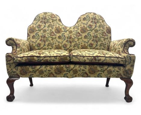 Mid-20th century William and Mary design two-seat sofa, upholstered in floral patterned fabric with contrasting piping, featu