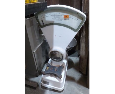 A set of Avery scales to weigh 20lb