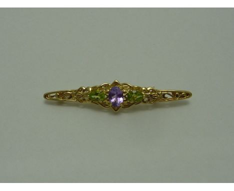A 9ct GOLD AMETHYST AND PERIDOT BROOCH,