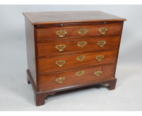 Georgian mahogany dressing chest of four graduating drawers with brushing slide, crossbanding to top, brass escutcheons and h