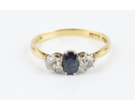 A SAPPHIRE AND DIAMOND THREE STONE RING, the oval mixed-cut sapphire claw set between two old-cut diamonds, two colour precio