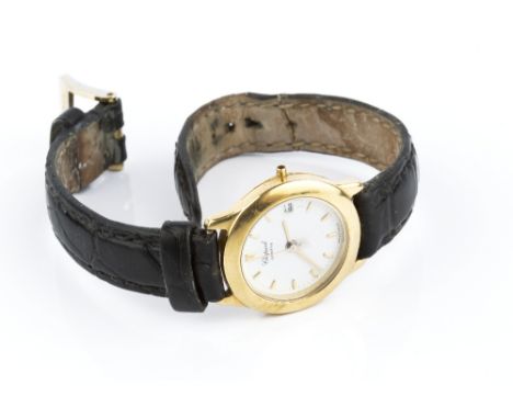 A LADY'S 18CT GOLD WRISTWATCH BY CHOPARD, the circular white dial with gilt baton markers and date display, case numbered 265