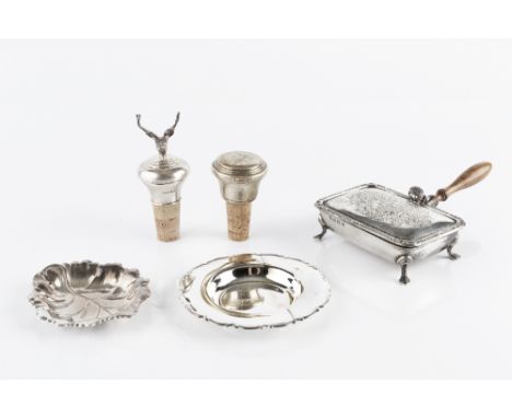 A SILVER SMALL MODEL of a toasted cheese dish, with turned wooden handle, on pad feet, by Ellis & Co., Birmingham 1959, 10cm 
