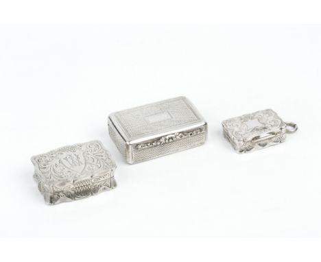 A GEORGE IV SILVER RECTANGULAR VINAIGRETTE, with engine turned decoration and pierced gilt grille, by Charles Rawlings, Londo