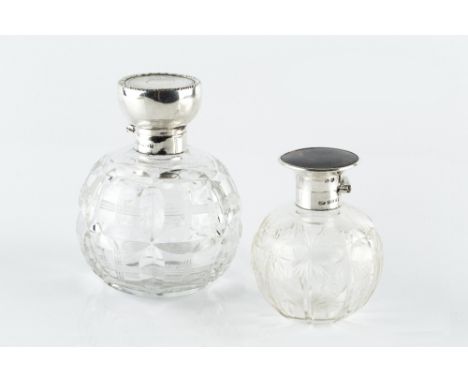 A SILVER TOPPED CUT GLASS SCENT BOTTLE, with engine turned hinged cover, and chequered cut globular body, by Synyer & Beddoes