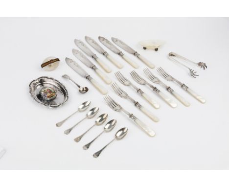A SMALL COLLECTION OF SILVER, comprising a set of five trefid pattern teaspoons by Josiah Williams & Co., London 1893; a Geor