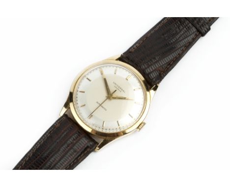 A GENTLEMAN'S AUTOMATIC WRISTWATCH BY UNIVERSAL GENÉVE, the circular silvered dial with gilt baton markers, tapered hands and