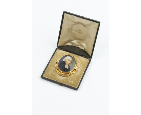 AN EARLY VICTORIAN PORTRAIT MINIATURE MEMORIAL BROOCH, the oval ivory panel painted to depict the profile of a clergyman, wit