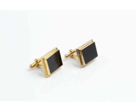 A PAIR OF ONYX CUFFLINKS, each rectangular black onyx panel in collet setting, on hinged baton fittings, yellow precious meta