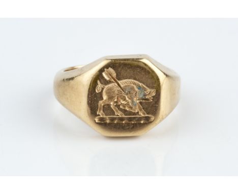 A 9CT GOLD SIGNET RING, the octagonal panel incised with a boar and arrow crest, hallmarked for Birmingham 1946, inscribed to