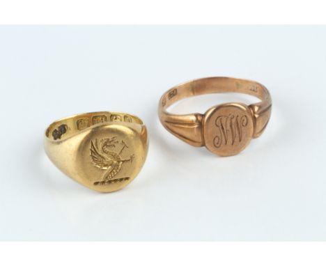 AN EDWARDIAN 18CT GOLD SIGNET RING, the oval panel with incised dragon crest, hallmarked for Birmingham 1910, together with a