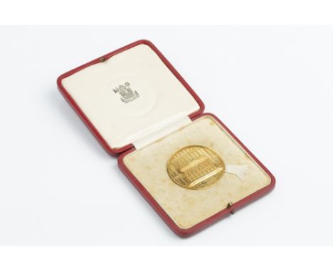 A GEORGE VI 9CT GOLD KING'S PRIZE MEDAL FOR WINCHESTER COLLEGE, the reverse depicting the tomb of William of Wykeham, with pr