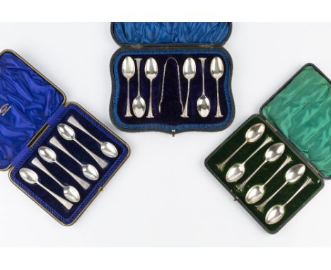 A SET OF SIX EDWARDIAN SILVER ONSLOW PATTERN TEASPOONS, with matching sugar tongs, by William Hutton &amp; Sons Ltd, London 1