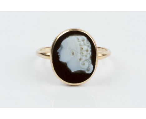 A 19TH CENTURY HARDSTONE CAMEO RING, the oval cameo carved to depict a female portrait profile, in closed-back setting, gold 