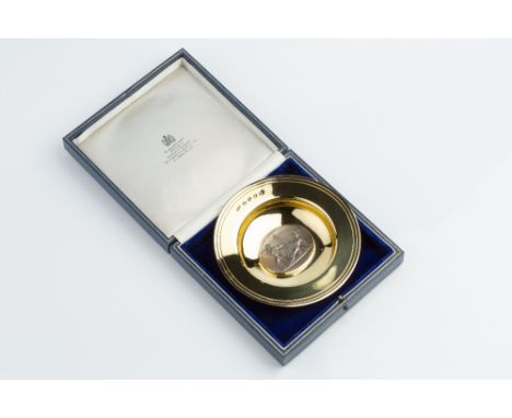 AN 18CT GOLD MOUNTED DISH BY COLLINGWOOD & CO., of circular form with reeded border, inset to the centre with an oval metal p