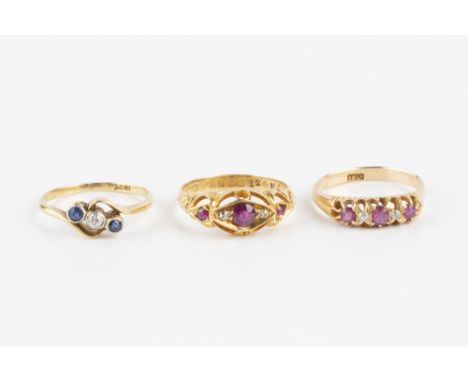 AN EDWARDIAN RUBY AND DIAMOND HALF HOOP RING, with scallop pierced setting and scrolled shoulders, 18ct gold mounted, hallmar