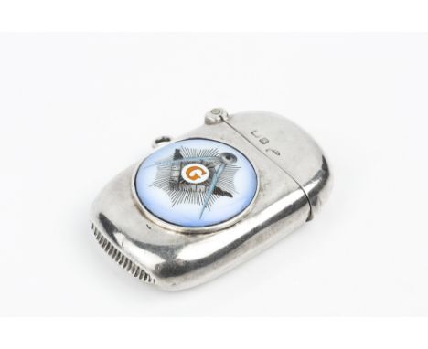 AN EDWARDIAN SILVER VESTA CASE, with circular enamel Masonic roundel to the front, by Walker & Hall, Chester 1906, 5.5cm Cond