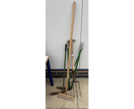 A quantity of assorted garden tools COLLECT ONLY 